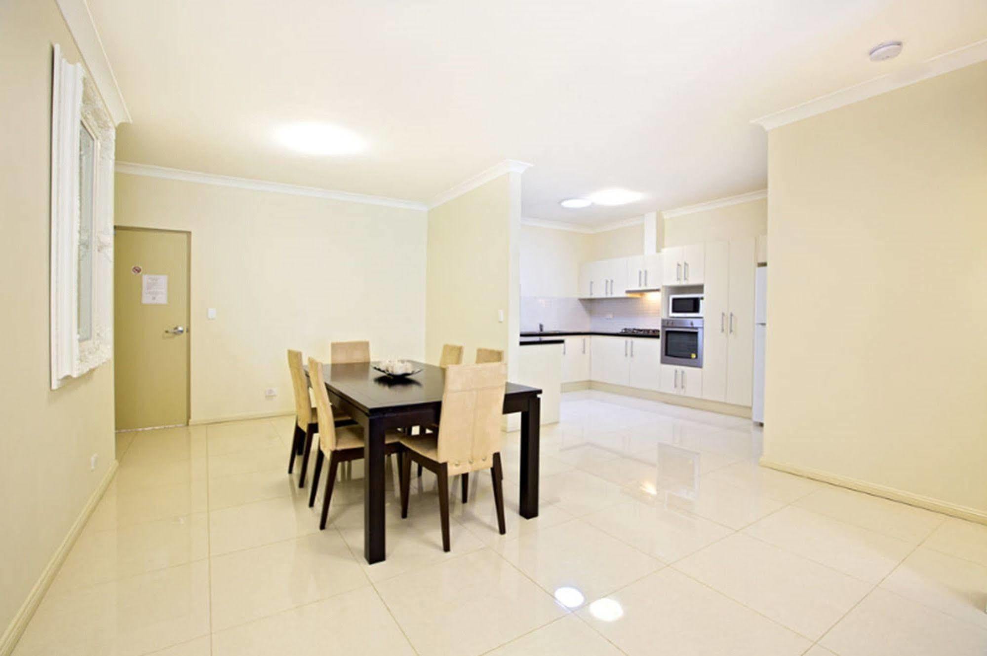 Astina Serviced Apartments - Central Penrith Bagian luar foto