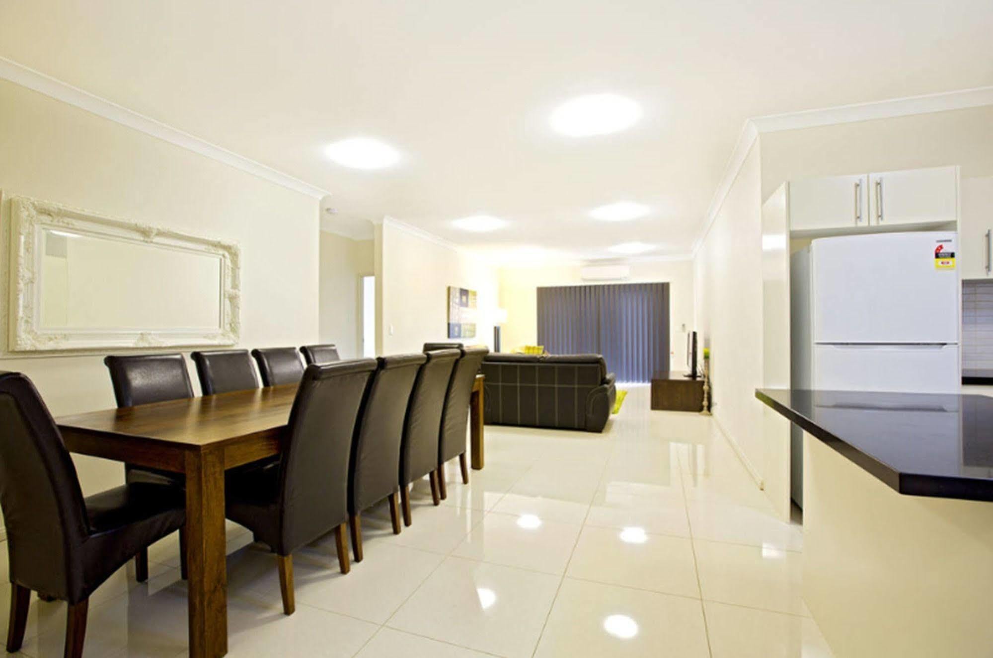 Astina Serviced Apartments - Central Penrith Bagian luar foto